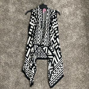 Sleeveless sweater. Black & white Aztec design. Lightweight and great over tanks